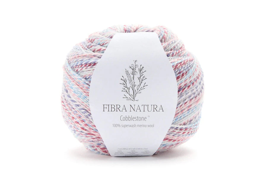 Ball of yarn with a white label on a white background, featuring the brand 'Fibra Natura'.
